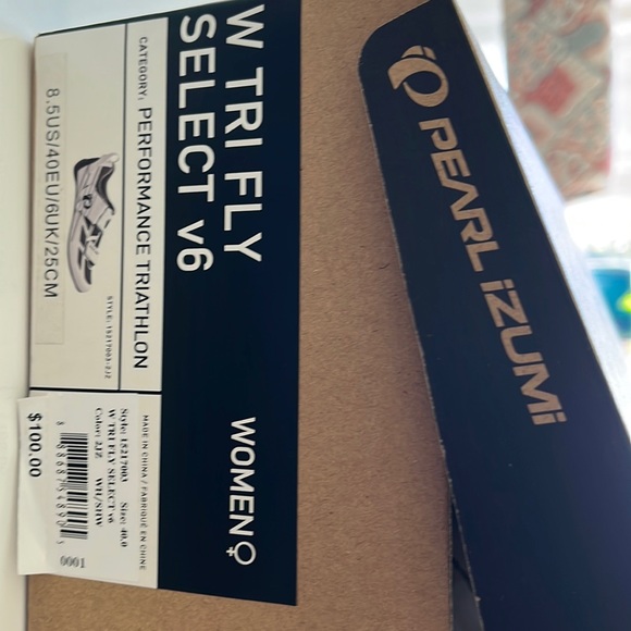 Brand new pearl Izumi cycling shoes. Size 8.5 but fit more like a 7. - Picture 1 of 2